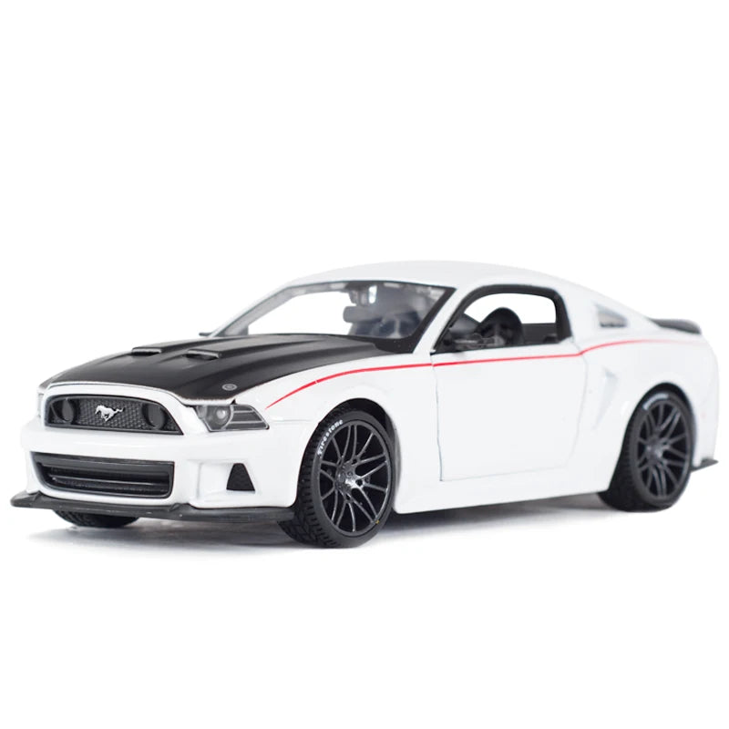 Maisto 1:24 2014 Ford Mustang GT Street Racer diecast model featuring detailed design and sporty appearance, perfect for collectors.