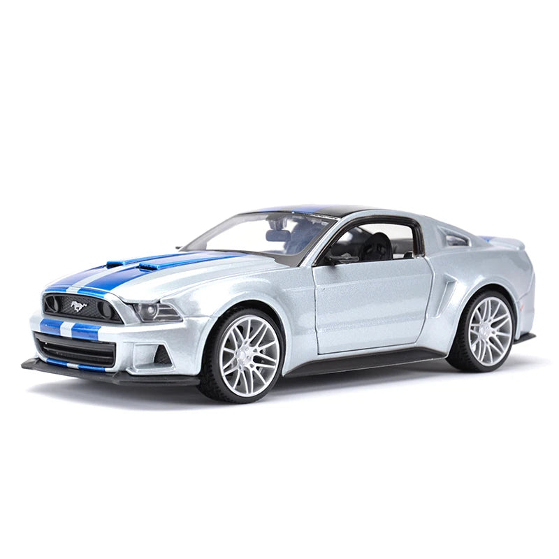 Maisto 1:24 2014 Ford Mustang GT Street Racer diecast model featuring detailed design and sporty appearance, perfect for collectors.